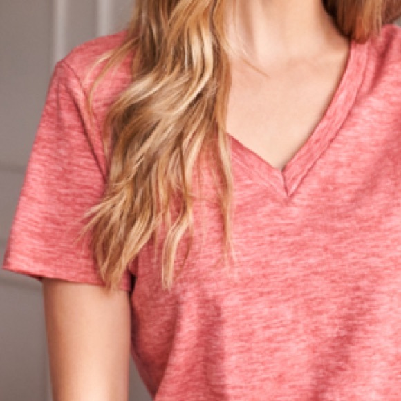 Brick red short sleeve V-neck tied back hem detail top. CUTE! - Picture 6 of 12